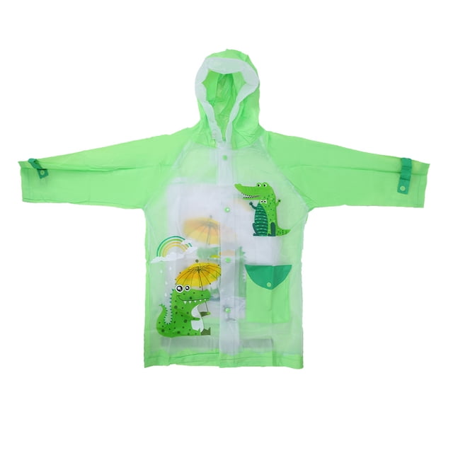 impermeable de pvc para niños y estudiantes, ropa impermeable con capucha, asiento para mochila, color verde (m) frontal extendido. Capa transparente verde con capucha y mangas largas, cierre de botones a presión en el centro, bolsillo delantero con solapa verde y estampados de cocodrilos y paraguas. Panel trasero con solapa para cubrir mochila, tiras reflectantes visibles y costuras selladas en PVC liso; adecuado para caminar o andar en bicicleta.