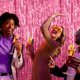 thumbnail image 4 of Cortina de flecos rosa para fiesta BOMSI, paquete de 2, 100 x 200 cm, 4 of 7