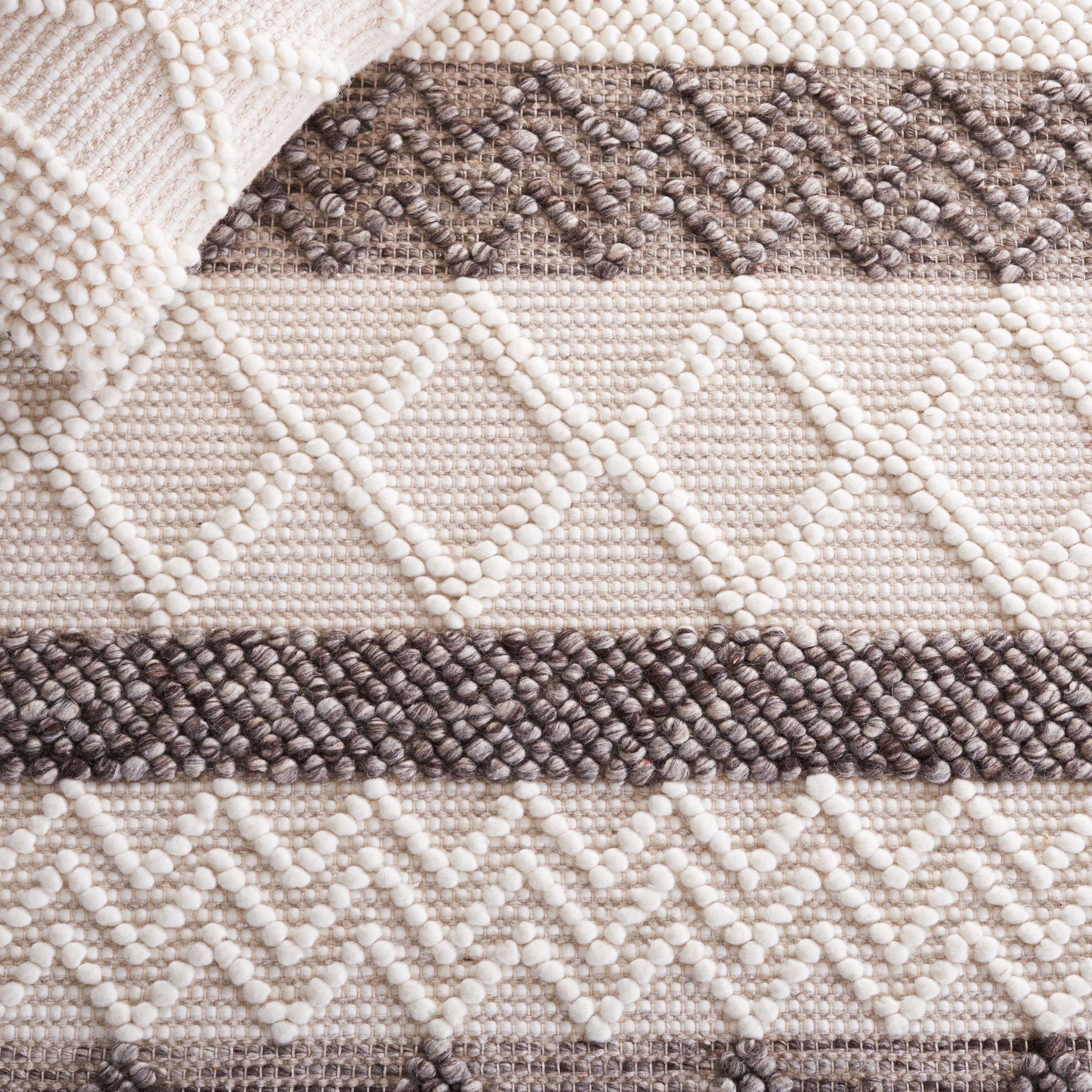 SAFAVIEH Natura Zola Southwestern Area Rug, Ivory/Grey, 3' x 5'