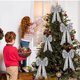 thumbnail image 1 of Adorno Navideño de Lazo | Colgante Rojo para Árbol de Navidad | Lazo Reutilizable con Marco de Acero Resistente a La Decoloración para Envolver Regalos | Decoración Navideña para Interiores y Exterio, 1 of 6