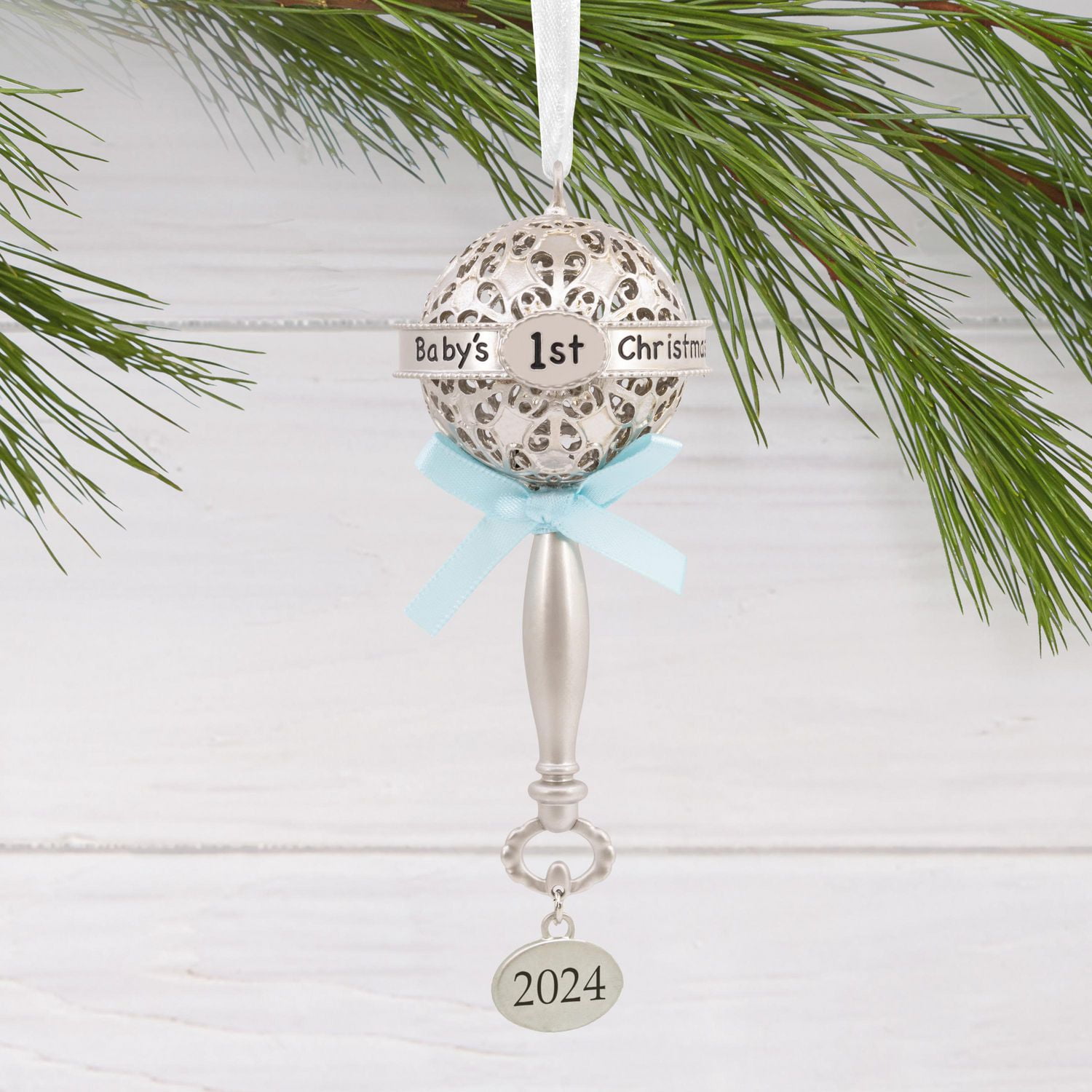 Décoration Hallmark de Noël (Hochet argenté décoré d'un ruban bleu « Baby's 1st Christmas 2024 », décoration métallique haut de gamme)