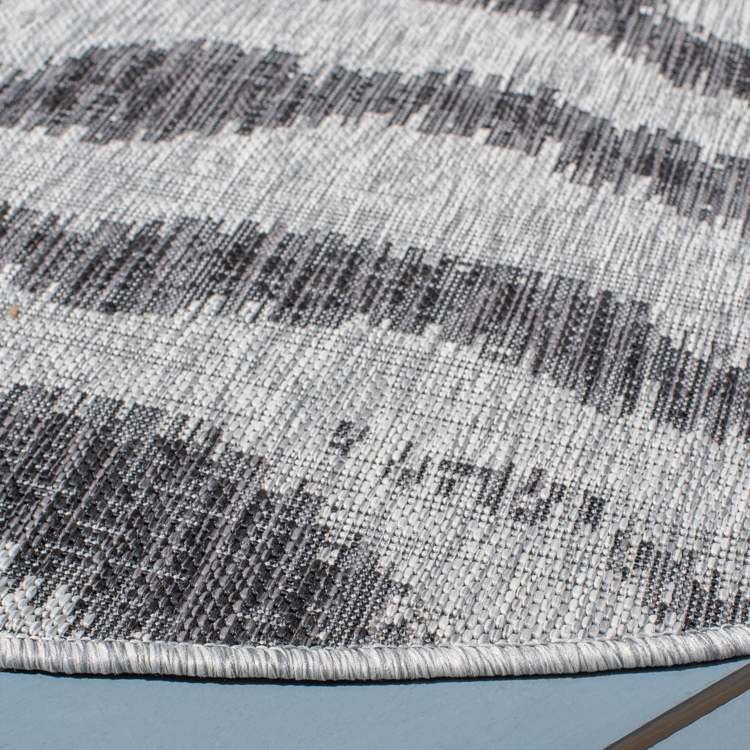 SAFAVIEH Courtyard Gerald Animal Indoor/Outdoor Area Rug, Grey/Black, 6'7" x 6'7" Round