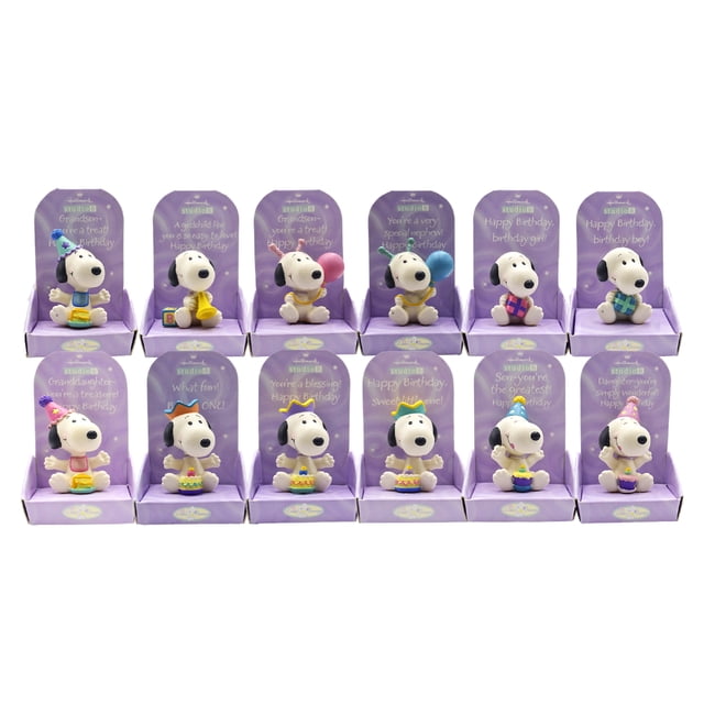 snoopy colección figuras resina 12 piezas snoopy 12 Paquete con 12 figuras de resina multicolor de Snoopy, cada modelo ≈5 cm en poses y accesorios distintos, presentadas en exhibidores morados individuales; también suelen usarse como adorno de escritorio o repisas pequeñas.