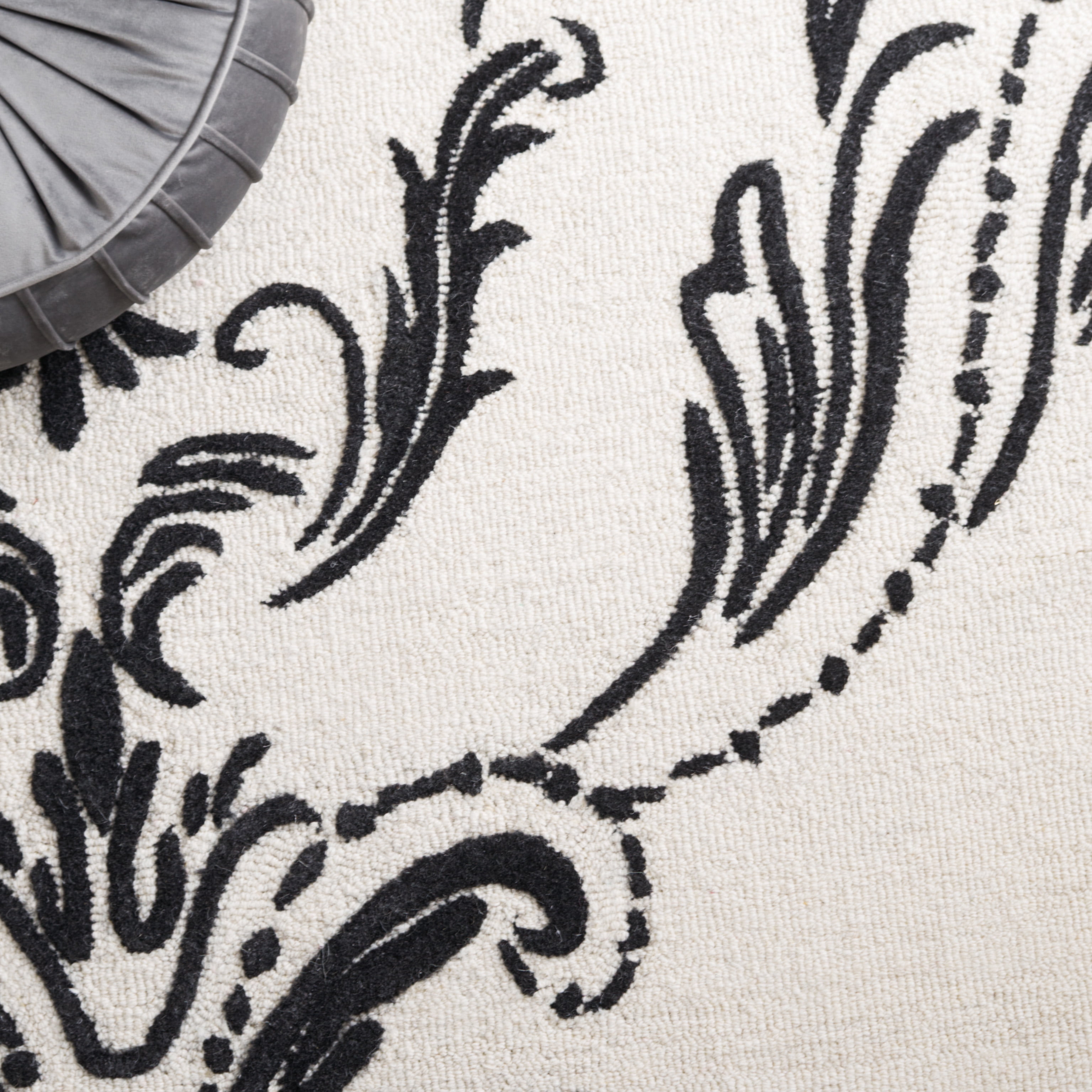 SAFAVIEH Jardin Salome Leaves Area Rug, Ivory/Black, 4' x 6'