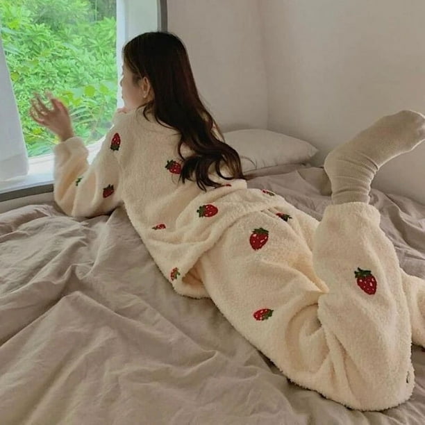 Conjunto de pijama con estampado de fresas para mujer, ropa de dormir de franela Kawaii, a la moda, con cuello redondo, cálida para salón universitario, Invierno