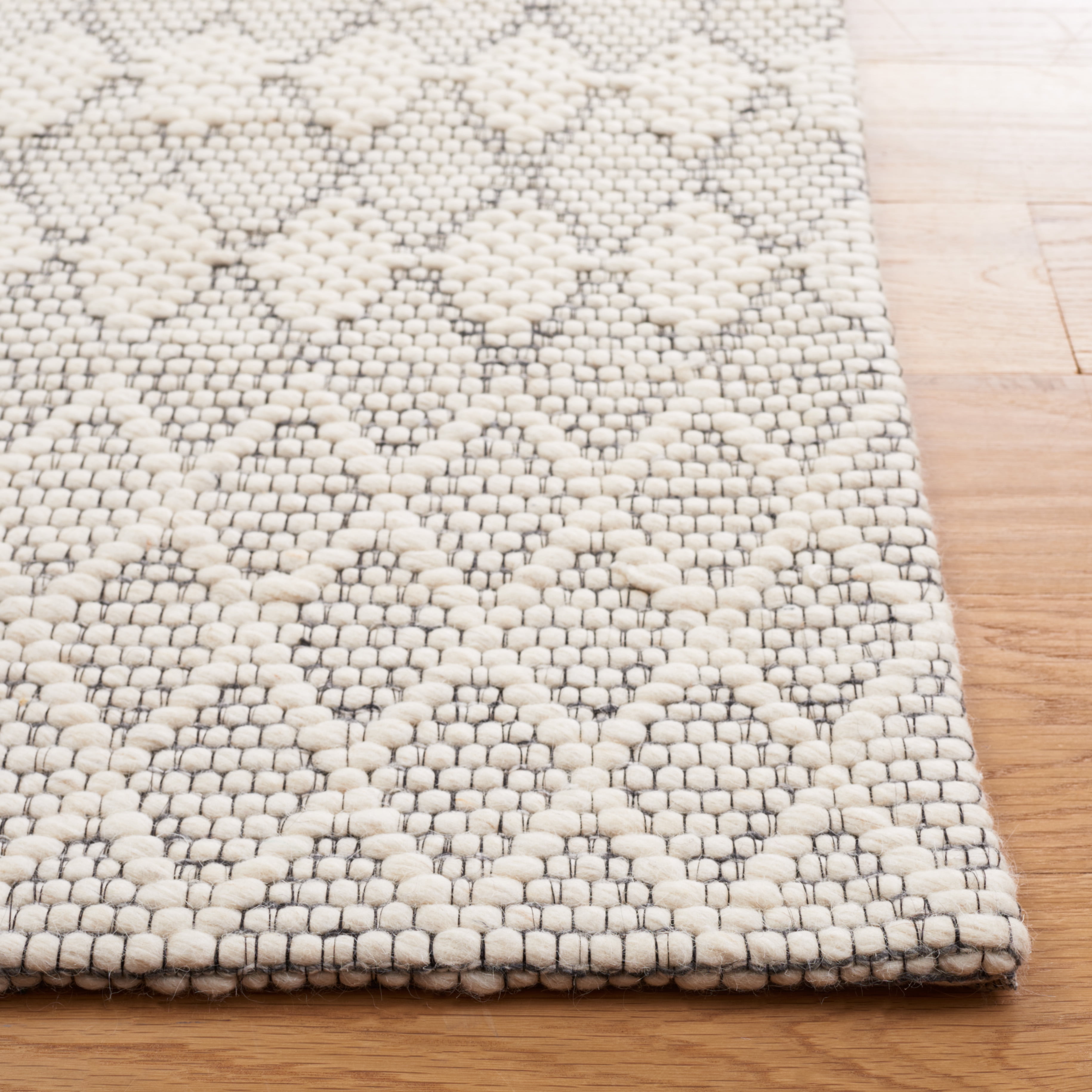 SAFAVIEH Marbella Raschelle Diamond Area Rug, Ivory, 4' x 6'
