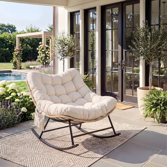 Fauteuil Berçant à Bascule pour Patio Intérieur Extérieur – Capacité de 450 Lb – Rotin Résistant aux Intempéries, Coussin anti-UV et Rembourrage en Molleton Doux – Bois de Caoutchouc Robuste et Cadre en Acier Renforcé