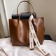 thumbnail image 4 of Bolso con textura retro para mujer, nuevo estilo de primavera 2025, bolso de hombro con cinta a la moda, bolso de mano de gran capacidad para desplazamientos diarios., 4 of 5
