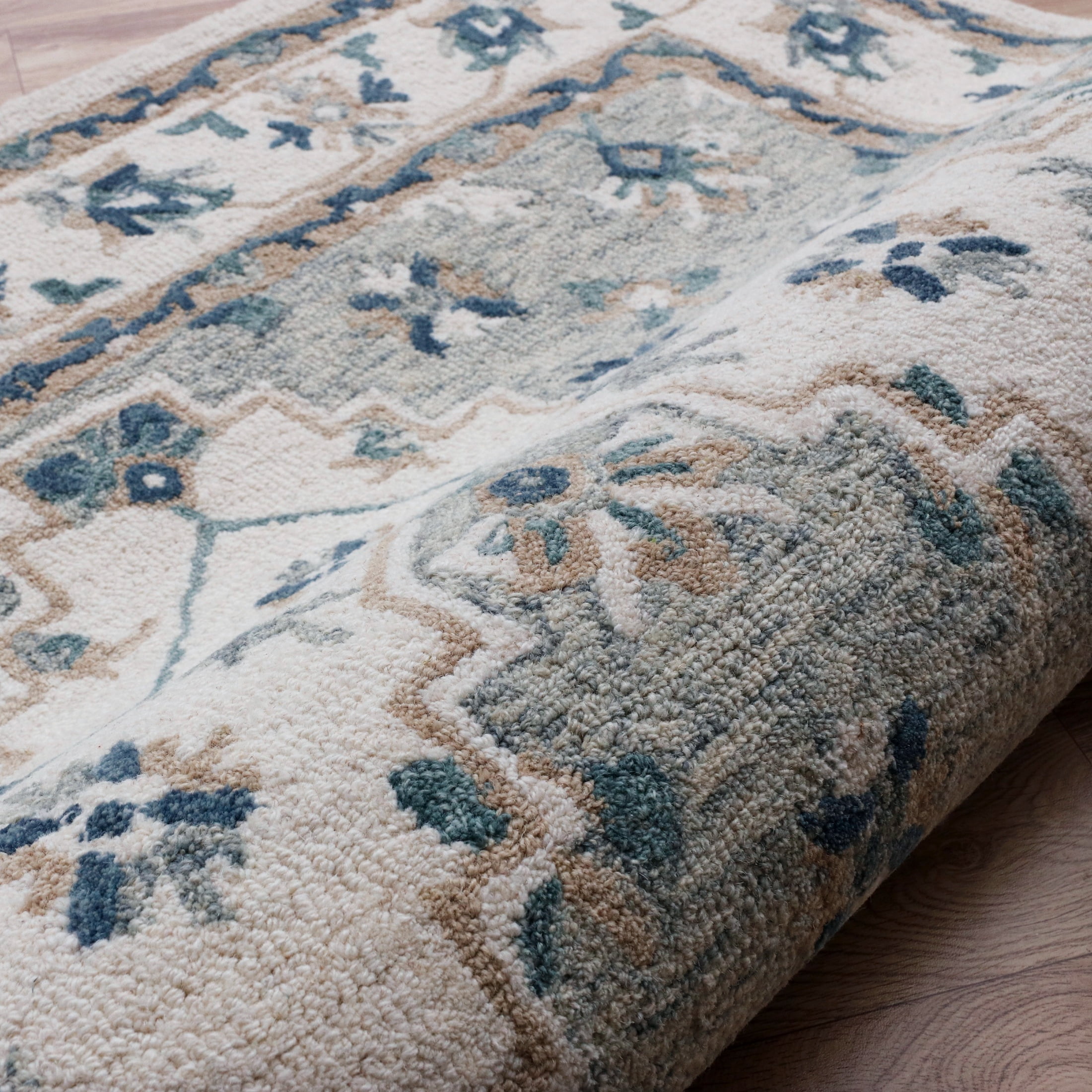 LR Home Bella Rose Gray/Ivory Traditional Floral Wool Area Rug, 7'9" x 9'9"