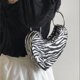 thumbnail image 5 of Bolso de mano con diseño de cebra y asa de cadena de metal irregular para mujer, sencillo, informal, todo en uno, portátil, novedad de 2024, 5 of 5