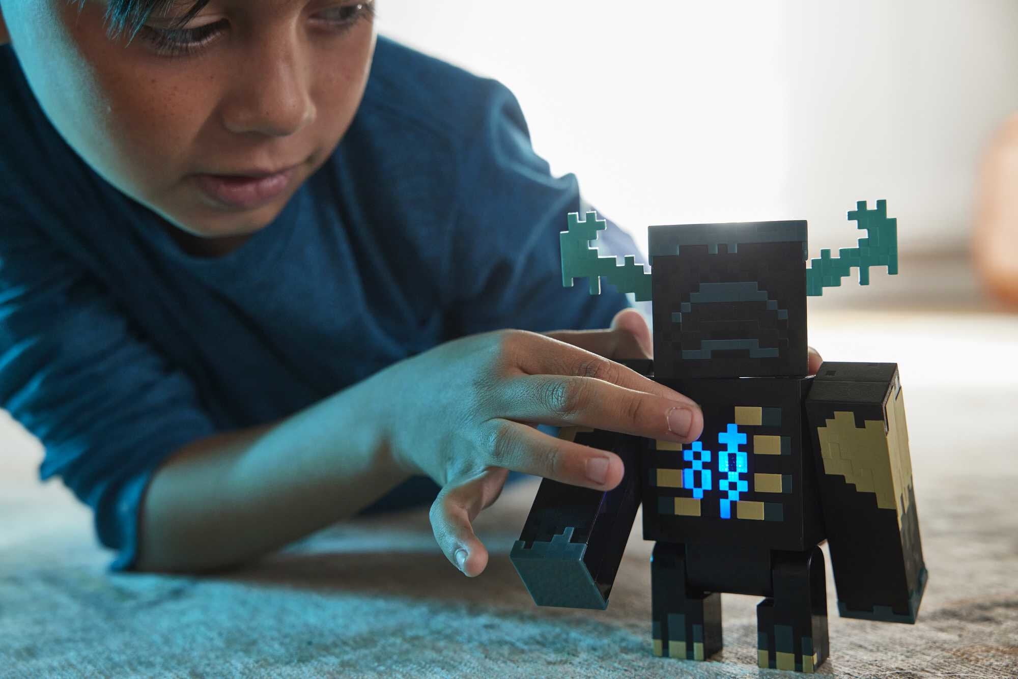 Minecraft Large Warden Figure with Sensors, Lights, Sounds, Attack Mode, 3.25inch Toy  (图4)