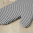 thumbnail image 3 of Juego de guantes de cocina KitchenAid de silicona suave acanalada, gris, 2 unidades, 3 of 3