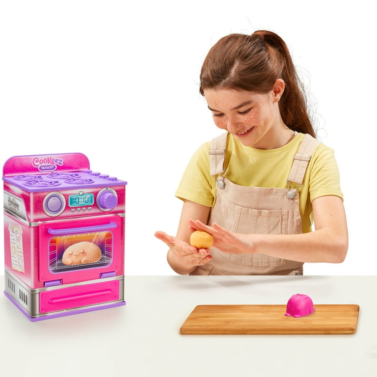 Cookeez Makery Bake Your Own Plush BAKED Treatz Oven Playset [1 RANDOM  Mystery Interactive Plush]