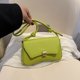 thumbnail image 1 of Bolso bandolera con hebilla de bloqueo de metal con personalidad elegante para mujer (verde), 1 of 6