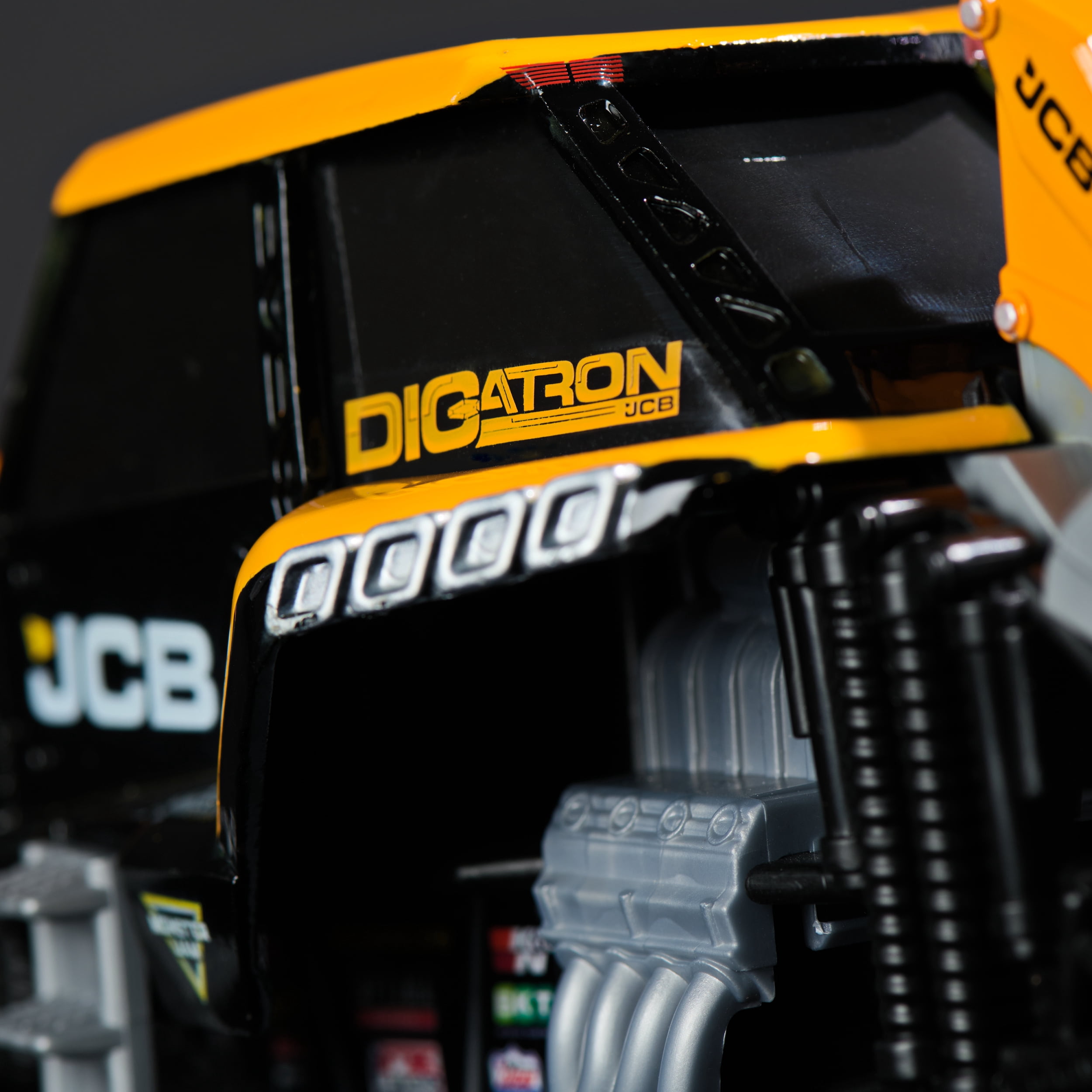 Monster Jam, Official JCB DIGatron Monster Truck, Collector Die-Cast Vehicle, 1:24 Scale, Kids Toys for Boys and Girls Ages 3 and up