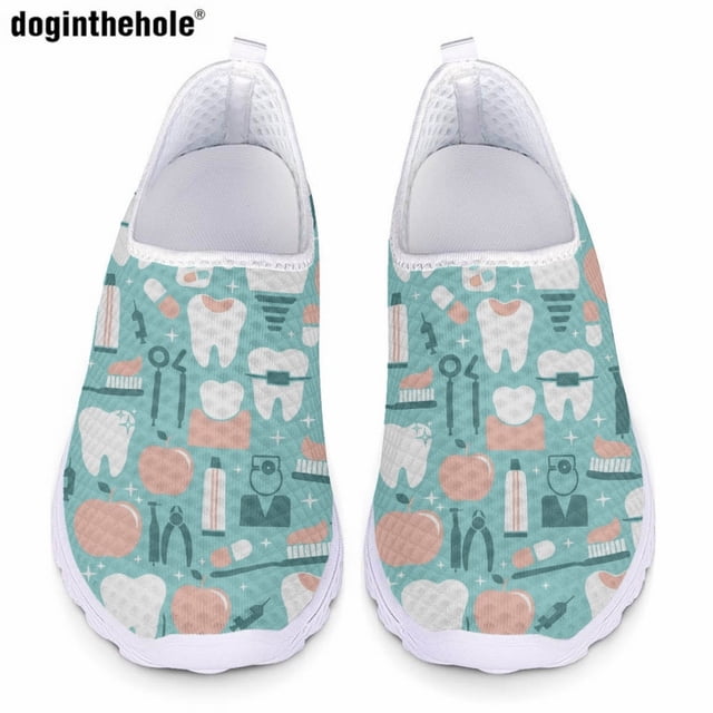 Zapatos casuales con estampado de equipo médico para damas, zapatillas planas ligeras y cómodas de verano, zapatos de malla para enfermeras de hospital