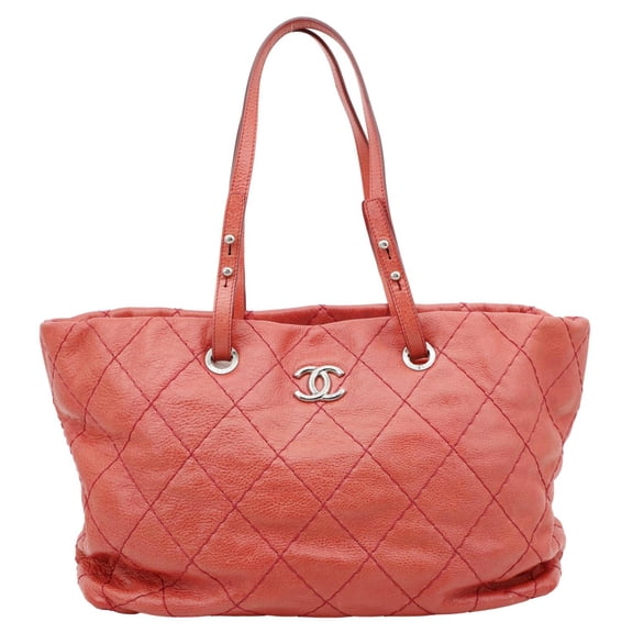 Pre-Owned Chanel On The Road Large Glazed Quilted Calfskin Leather Tote Bag Red