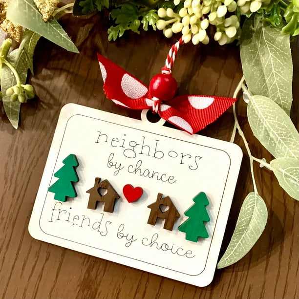 Adorno de madera para regalo de vecino | Vecinos por casualidad, amigos por elección | Decoración rústica colgante de 10 x 7,6 cm con cinta de cuentas | Un sincero regalo de agradecimiento para la