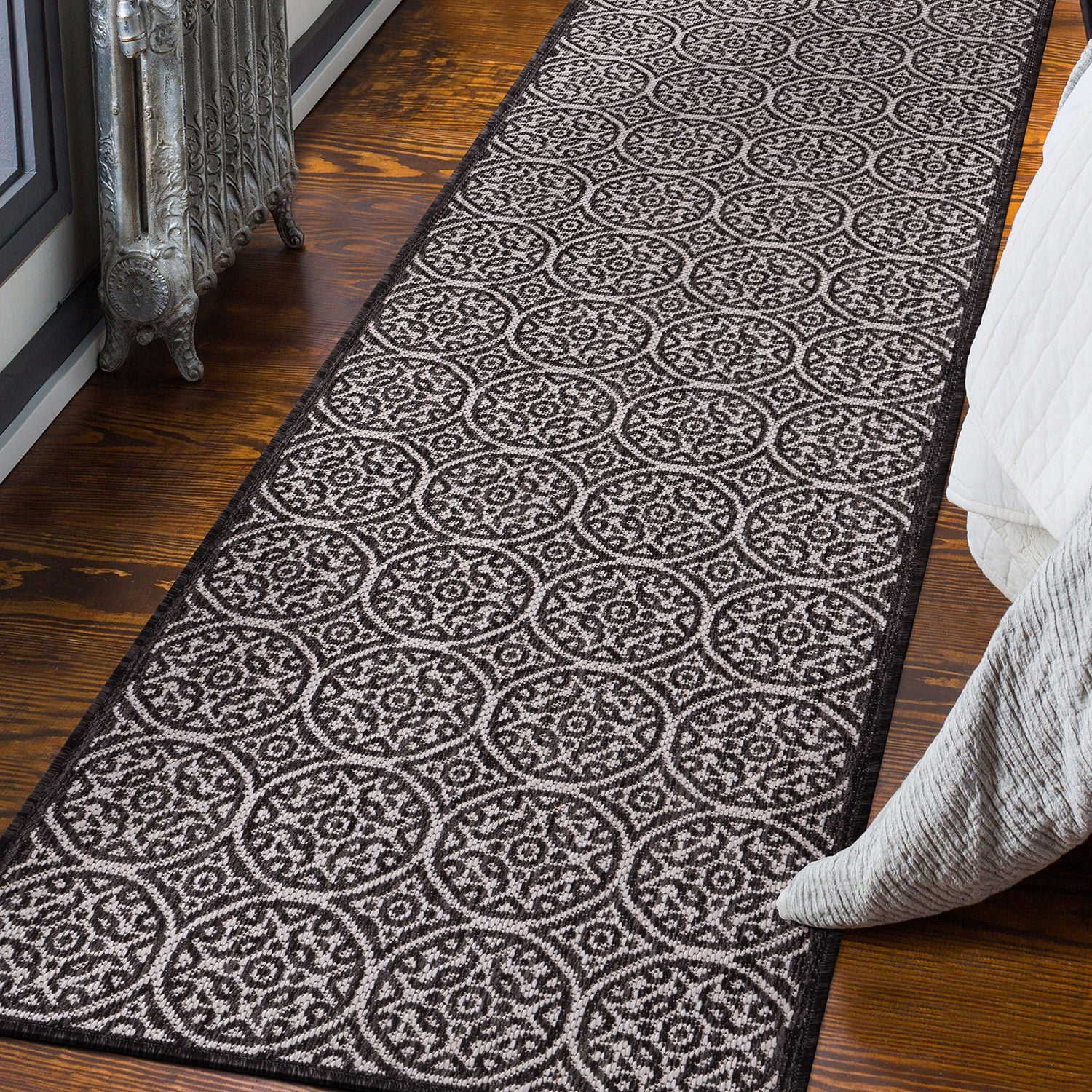 World Rug Gallery Transitional Floral Circles Textured Flat Weave Indoor/Outdoor Area Rug - BLACK 2'x7'