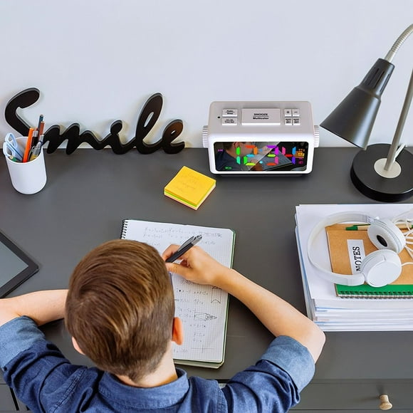 ¡Reloj despertador de pantalla grande RGB con repetición, salida USB y brillo automático!