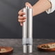 thumbnail image 5 of Molinillo de pimienta eléctrico automático de acero inoxidable, funciona con una sola mano, funciona con pilas, grosor ajustable, especias y semillas, molinillo de cocina con luz LED., 5 of 6