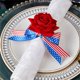 thumbnail image 1 of Cuatro de julio Servilleteros patrióticos con flores artificiales, juego de 1 accesorio de mesa decorativo, Soportes de tela del Día de la Independencia para cenas festivas, Decoración de fiesta de, 1 of 6