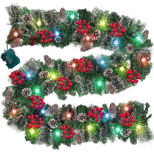 Guirlande de Noël LED 9 Pieds avec Pommes de Pin Baies Rouges Boules de Noël Pointes de Pin Guirlande de Noël Artificielle avec 50 Lumières Colorées (8 Modes d'Éclairage) pour Table Cheminée Escaliers Décoration Extérieure