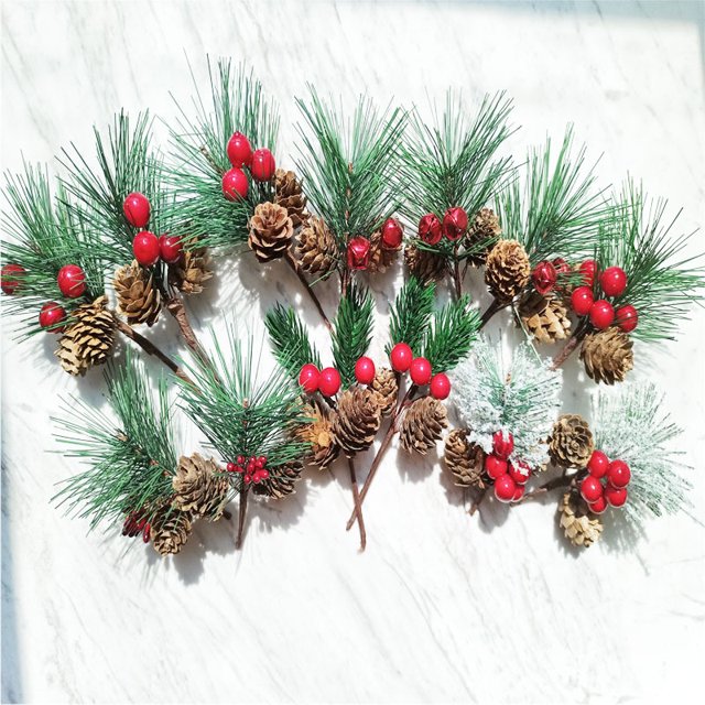 Corona navideña de frutos rojos, simulación de agujas de pino, ramo de flores de pino hecho a mano, material de decoración para bodas en casa, pequeños accesorios