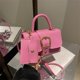 thumbnail image 2 of La tendencia popular de este año en bolsos cuadrados pequeños de color caramelo es un nuevo estilo, un bolso de mano retro simple y elegante, un bolso bandolera versátil., 2 of 5