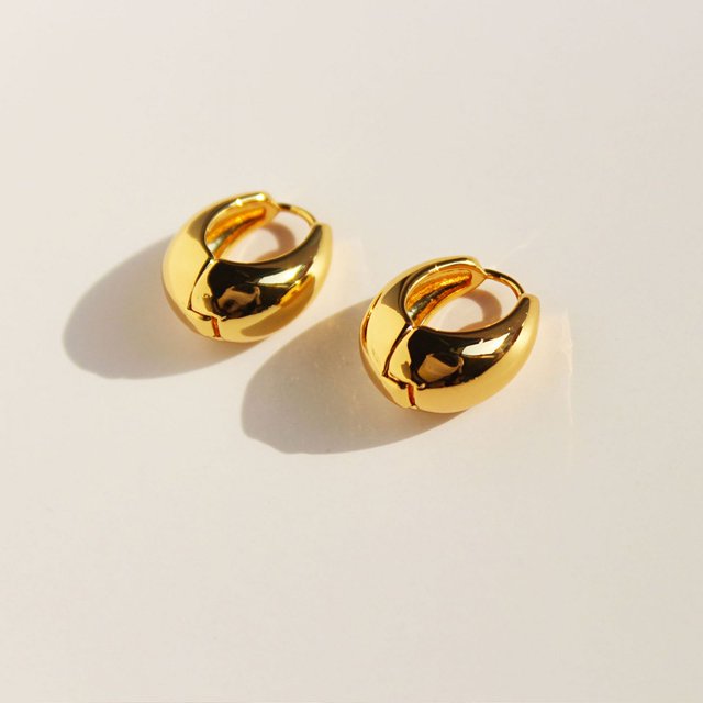 Pendientes sencillos con forma de gota de agua lisa East Gate de oro auténtico bañado en latón