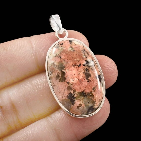 Owais Gems And Jewelry Womens Fashion Pendant Laborite Gemstone in Silver Plated