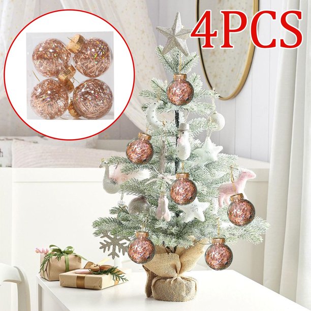 Juego de cuatro piezas Diseños: Un juego de cuatro bolas navideñas de diseño único, cada una decorada con rafia transparente, con una apariencia moderna.