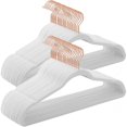thumbnail image 1 of Juego de 50 Perchas de Terciopelo, 41.5 cm de Largo, con Ganchos Giratorios de 360°, para Camisas de Abrigo Completas, Blanco, 1 of 9