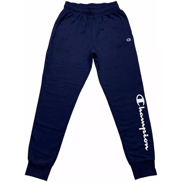 pantalón champion power blend logo para hombre. episs23d23m20 azul marino s Vista frontal de jogger azul marino con cintura y tobillos elásticos y cordón ajustable; corte clásico entallado, bolsillos laterales, logo pequeño 'C' en el muslo y gran logotipo vertical blanco 'Champion' en la pierna derecha; tela tipo felpa, recomendado para uso casual o deportivo y adecuado para viajes.