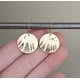 thumbnail image 2 of Granjero Gordo Pendientes colgantes de joyería con diseño único y patrón tridimensional, dorados, 2 of 5
