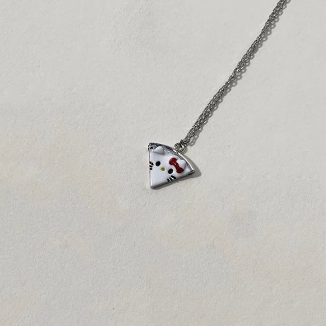 collar con colgante de amor magnético de hello kitty ins para hombres y mujeres, collares kawaii de dibujos animados de amistad, joyería vintage, regalo de cumpleaños Collar Hello Kitty 60CM, vista centrada frontal de cadena plateada con colgante triangular esmaltado blanco que muestra la cara de Hello Kitty con lazo rojo sobre fondo neutro; adecuado como regalo de amistad o para usar en pareja.