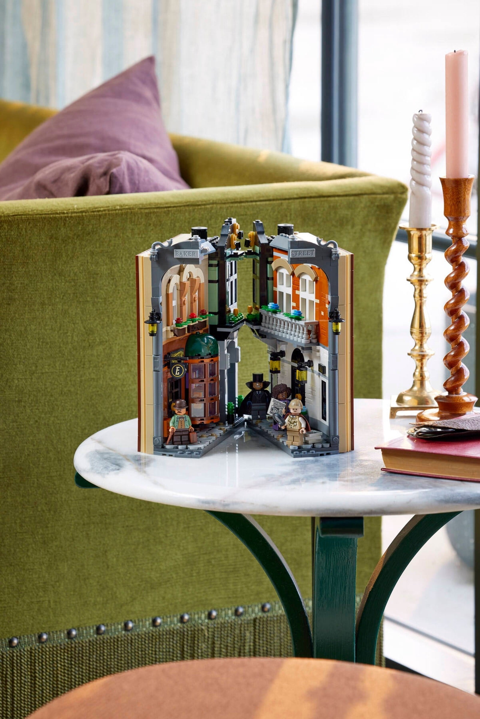 LEGO Icons Sherlock Holmes Book Nook 10351 Building Set – Victorian London Bookshelf Display with Minifigures, Collectible Literary Decor Model for Adults