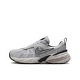thumbnail image 1 of Zapatillas clásicas unisex V2K Run grises, cómodas y versátiles, de caña baja, informales, para correr, 1 of 4