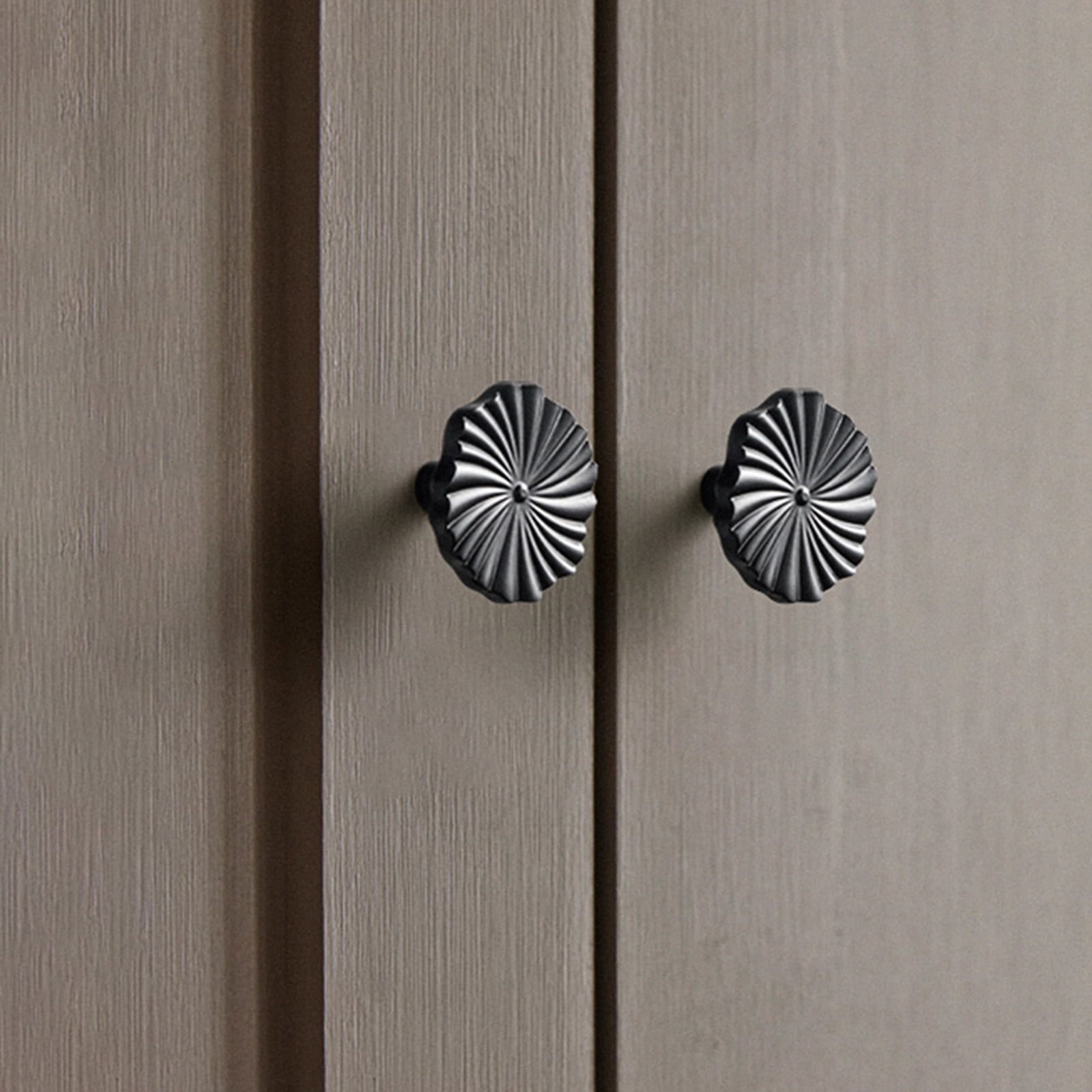Goo-Ki 6 Pack Matte Black Cabinet Drawer Knobs, Zinc Alloy Cabinet Handles with Flower Design for Bar Cupboard Closet Wardrobe