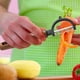 thumbnail image 1 of pstuiky Cuchillo pelador de acero inoxidable con mango de madera multifuncional para el hogar para verduras melón cortar patatas pelar y rallar., 1 of 7