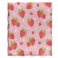 thumbnail image 3 of Manta de peluche Blanket Jekeno con estampado floral de fresa 127 x 152 cm, color rosa, 3 of 6