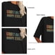 thumbnail image 4 of Blusa moderna con hombros caídos y estampado de letras para un estilo informal y elegante, camiseta holgada de cuello redondo para mujer en color negro M, 4 of 5
