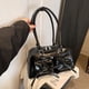 thumbnail image 3 of Bolso de hombro estilo coreano versátil con lazo para mujer, nuevo bolso de hombro tipo bandolera de color sólido, diseño moderno y de nicho, 2025, 3 of 5