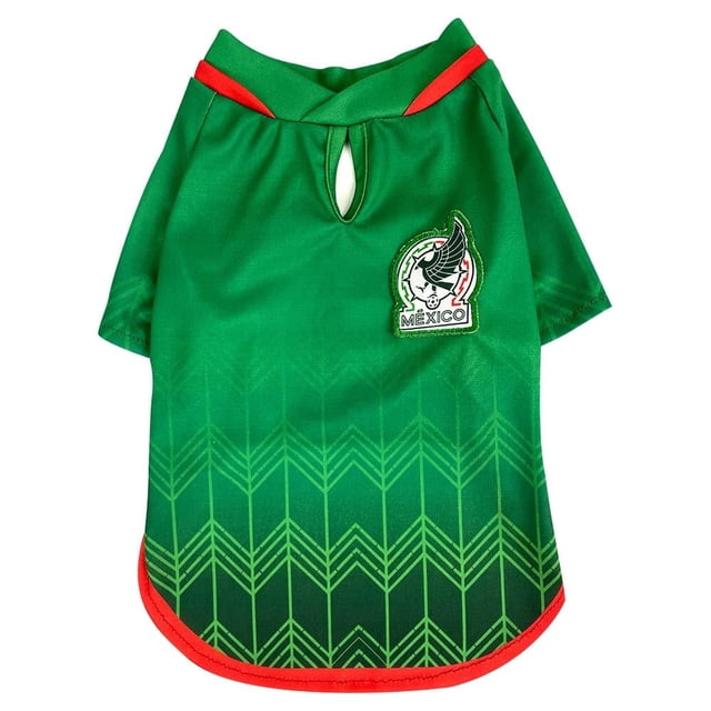 playera selección mexicana fmf para perro talla m logo bordado verde, vista frontal centrada de camiseta para mascota con corte ergonómico y abertura en el cuello, logo bordado de la FMF en el pecho, patrón geométrico degradado hacia la base y ribete rojo en el dobladillo. También suele usarse para sesiones fotográficas casuales o salidas cortas por su tela liviana y breathable.