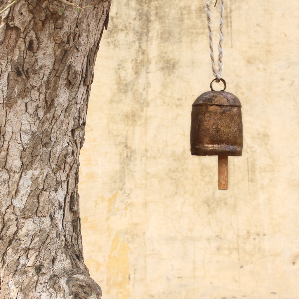 De Kulture Works Bell Metal Cow Bell Hanging Wind Chime Home Garden Décor