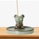 thumbnail image 3 of Quemador de incienso de cerámica, soporte para varillas, estatua de rana con recogedor de cenizas, soporte para incienso sosteniendo loto, 3 of 6