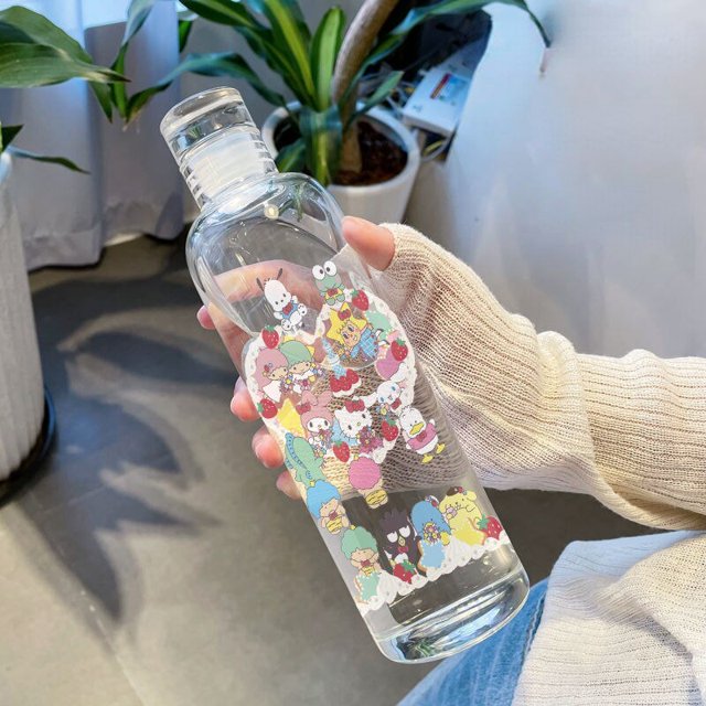Botella de agua de plástico de Hello Kitty, vaso de jugo frío para deportes al aire libre de alta calidad, botella de agua Kawaii, vasos para parejas, 500ML
