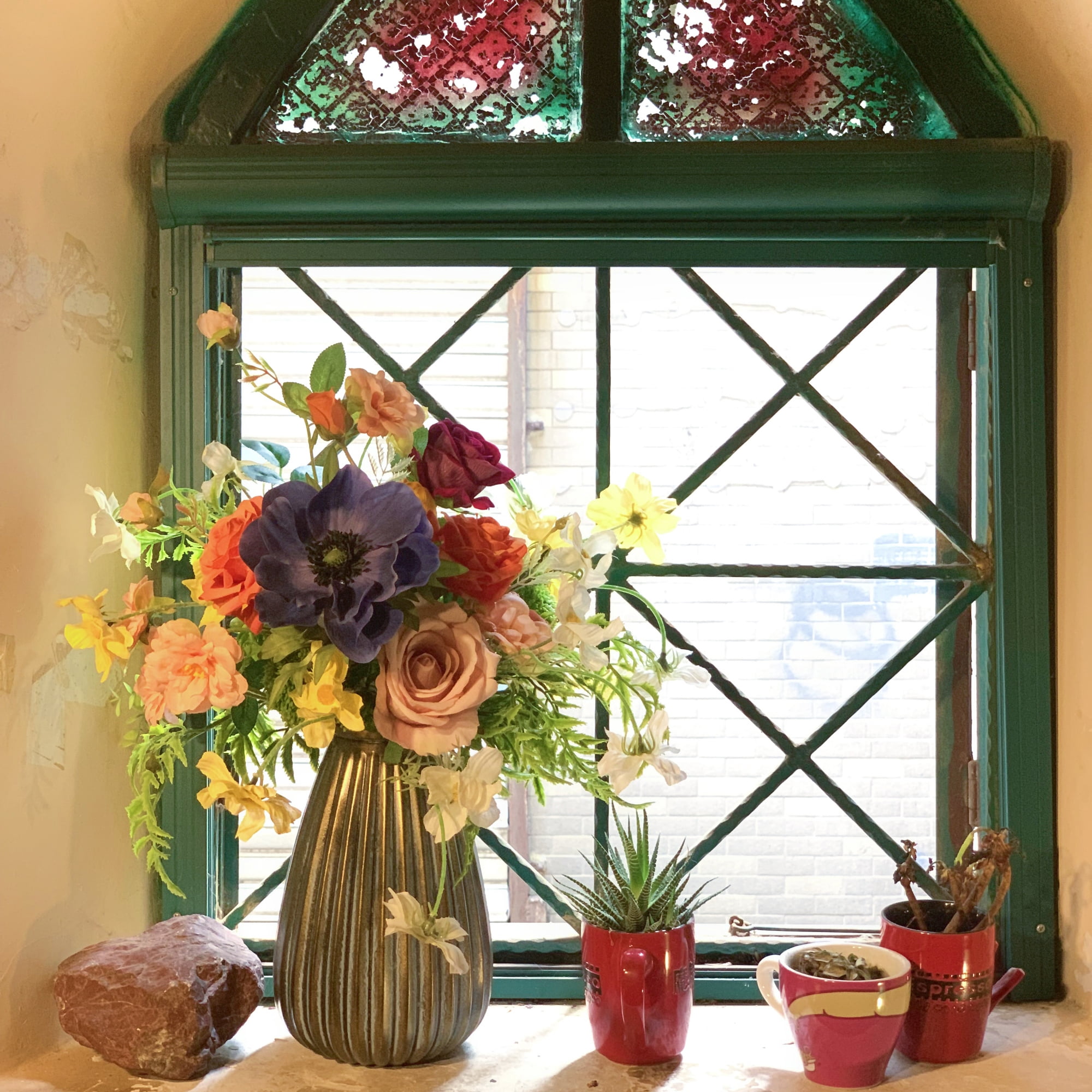 WAKISAKI Artificial Faux Flowers in Vase, Silk Flower Arrangement Artificial Floral Centerpiece, Table Centerpieces for Dining Room Home Decor Gift (Spring)