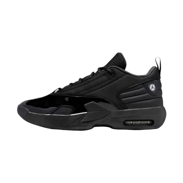 tenis nike para hombre jordan max aura black antharcite Vista lateral derecha de tenis Jordan Max Aura en negro; silueta baja con entresuela con unidad Air visible, parte superior en mezcla de sintético y textil, paneles acolchados en talón, puntera con acabado brillante, lengüeta perforada, tirador trasero y suela de goma perfilada, diseño casual para uso dentro y fuera de la cancha. También suele usarse como opción cómoda para desplazarse en ciudad o viajes cortos.