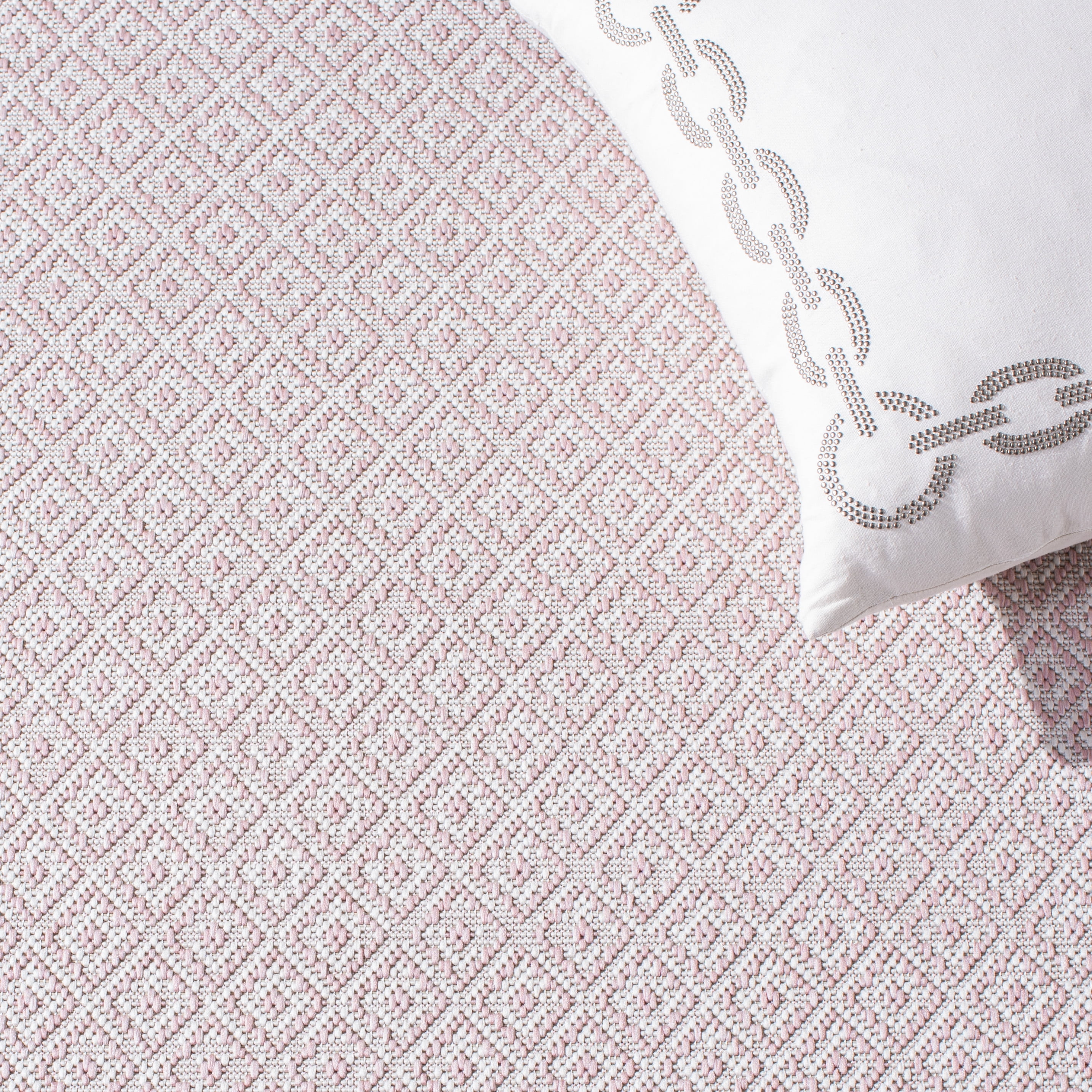 SAFAVIEH Courtyard Evander Geometric Indoor/Outdoor Area Rug, Ivory/Soft Pink, 5'3" x 7'7"